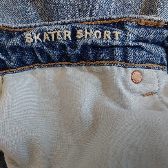 American Eagle Light Blue Distressed Denim Shorts - Picture 4 of 6